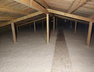 Zateplení stropu budovy základní školy pomocí foukané izolace